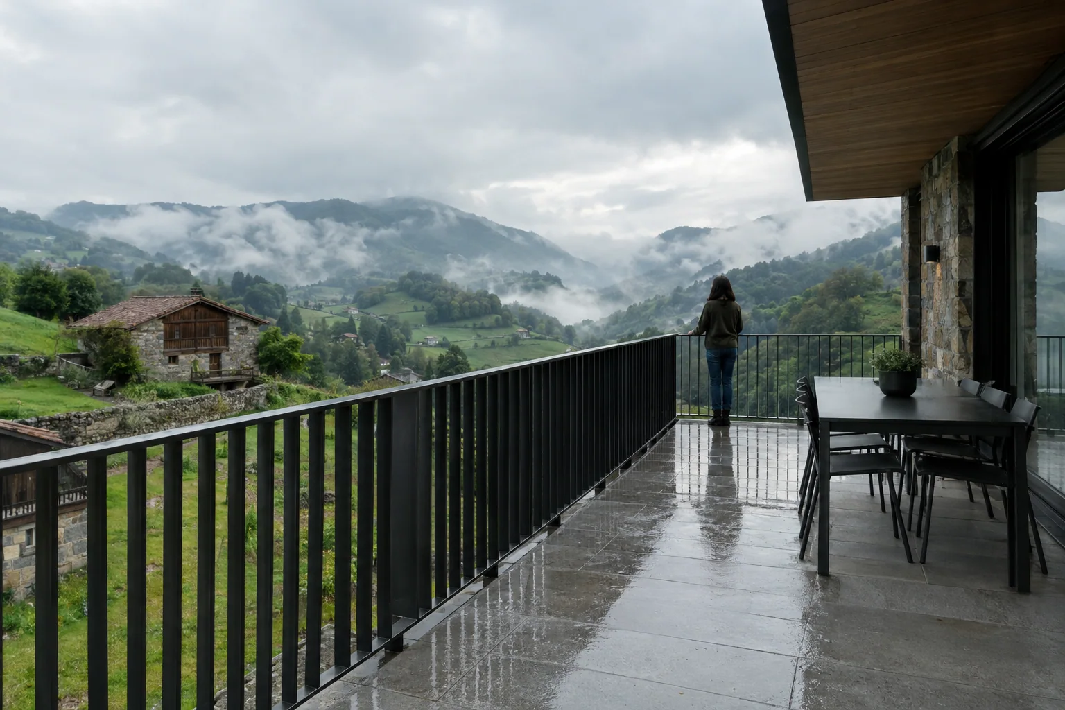 Barandilla de pletinas de acero negro en una terraza con vistas al valle