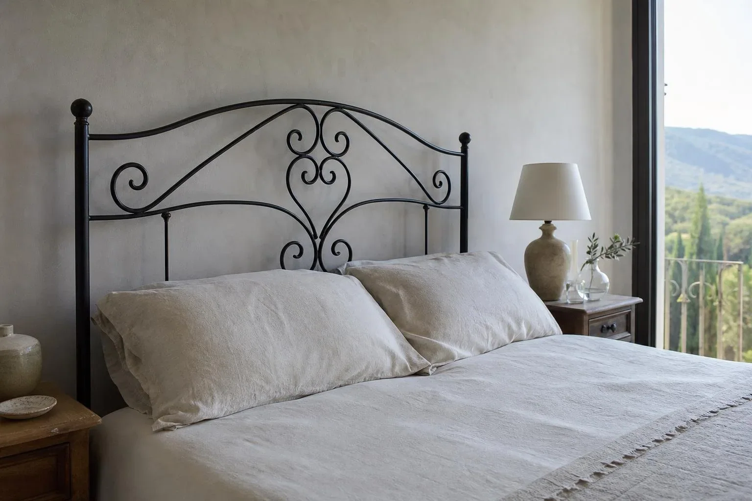 Cabecero de forja en un dormitorio