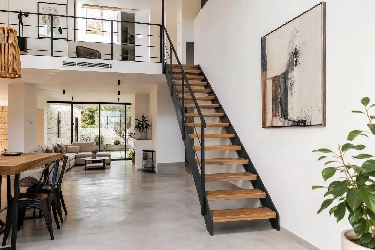 Escalera de acero y madera en una vivienda moderna