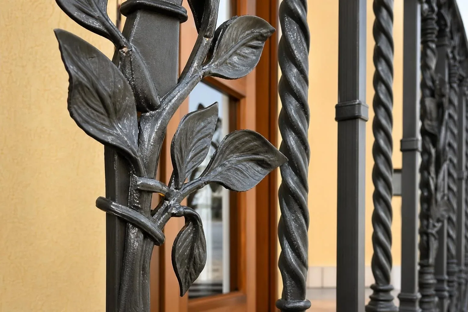 Detalle de forja artística con hojas en una puerta