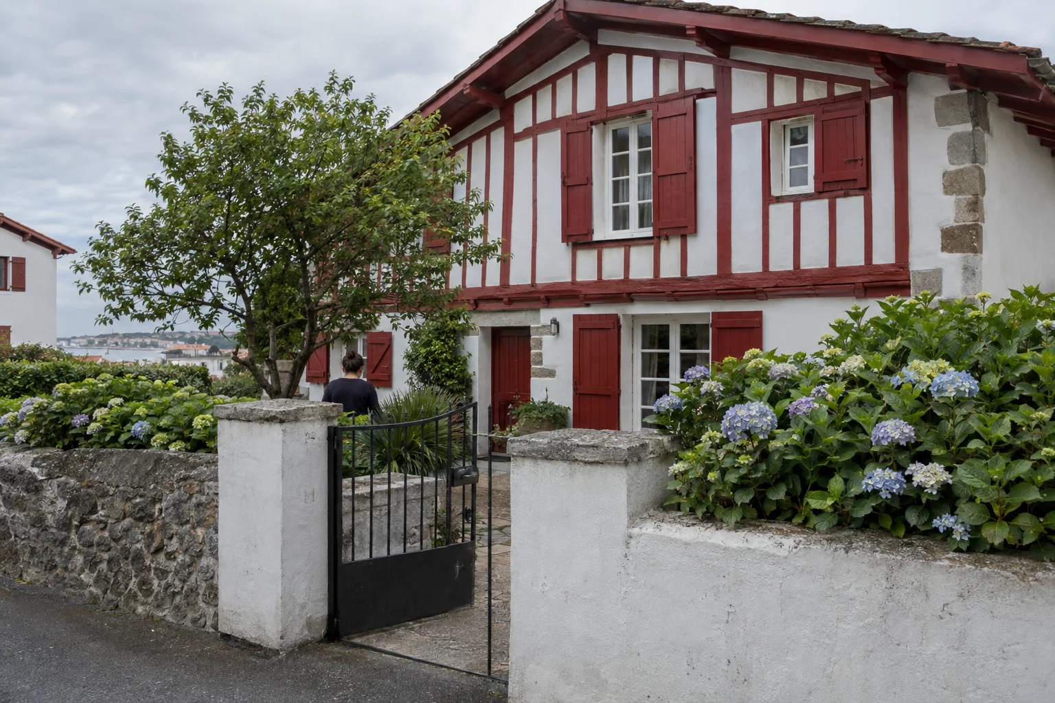 Maison labourdine avec portillon en acier noir