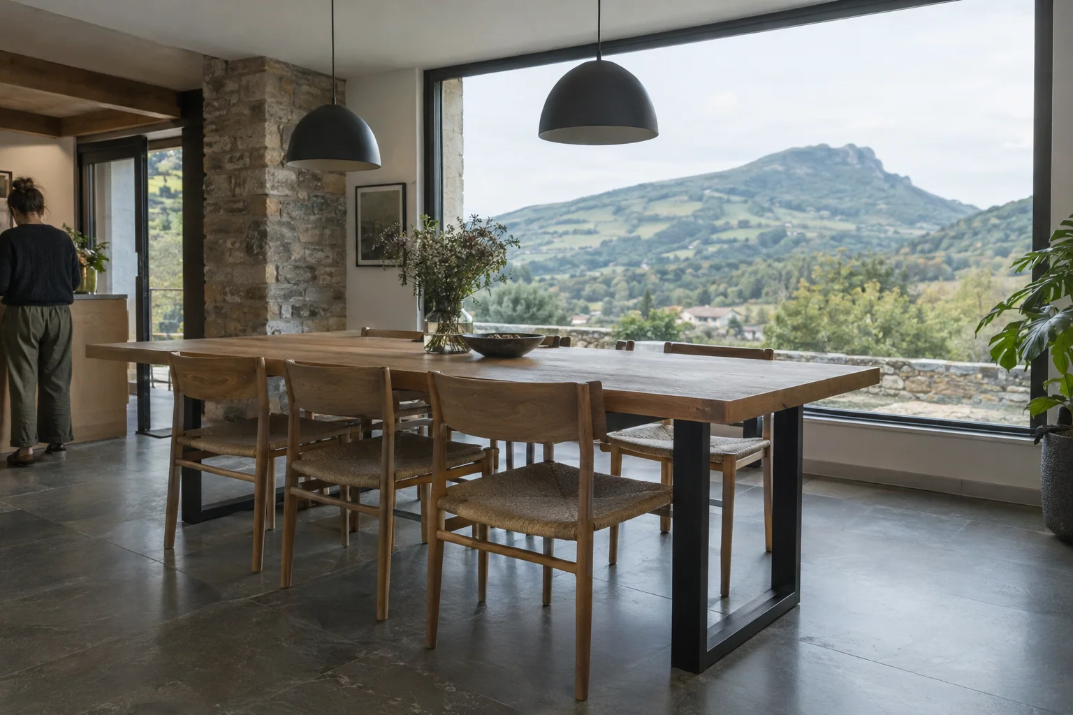 Mesa de comedor de roble macizo y patas de acero negro
