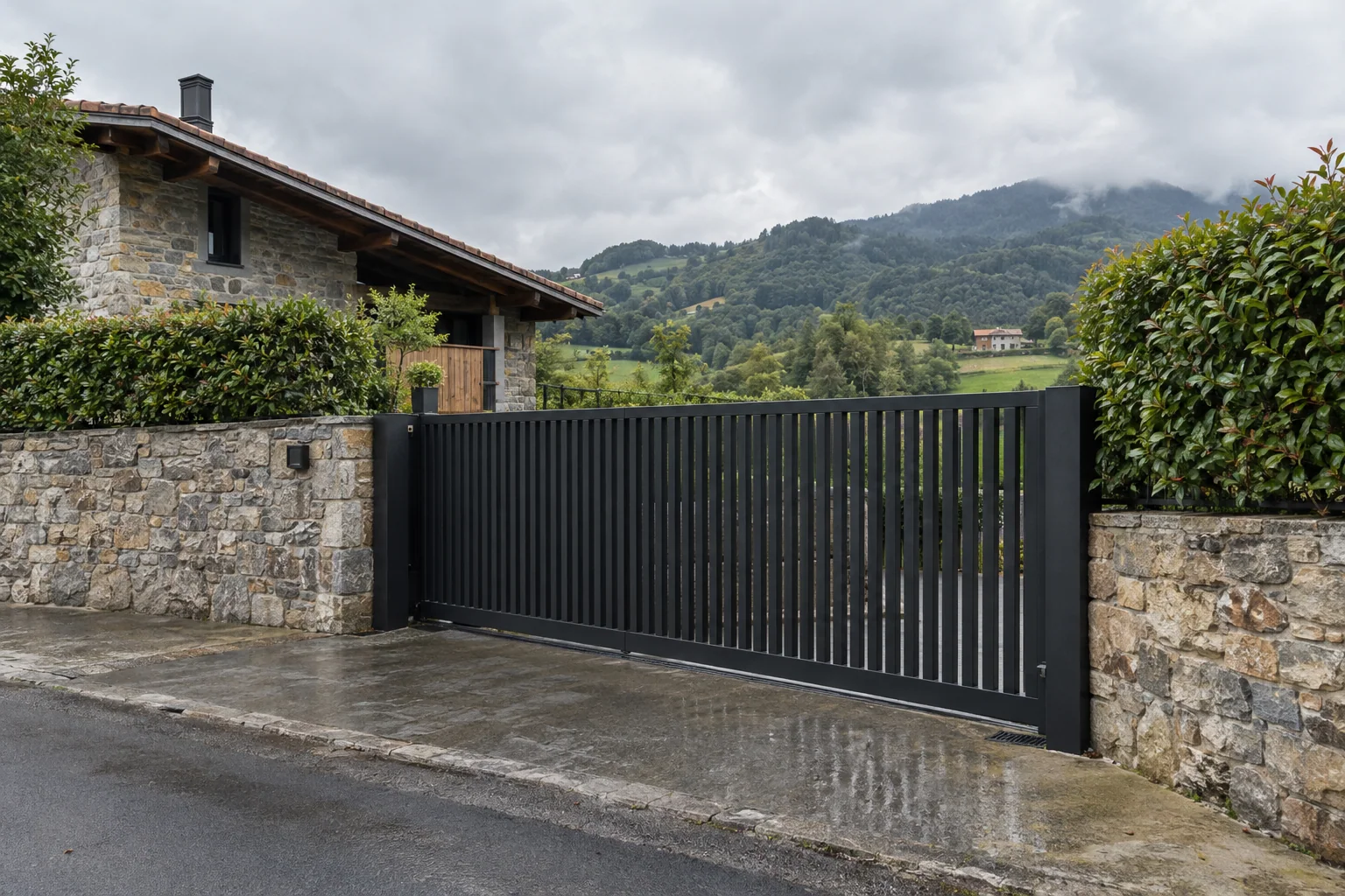 Puerta corredera de acero negro en la entrada de una casa