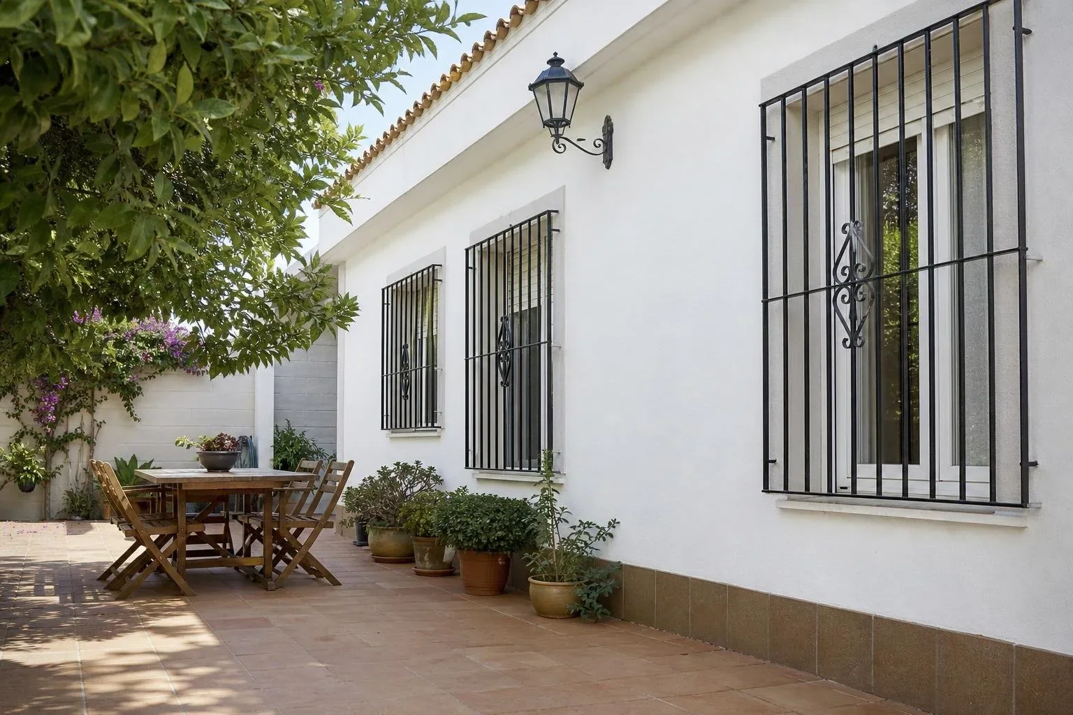 Rejas de acero en las ventanas de una vivienda